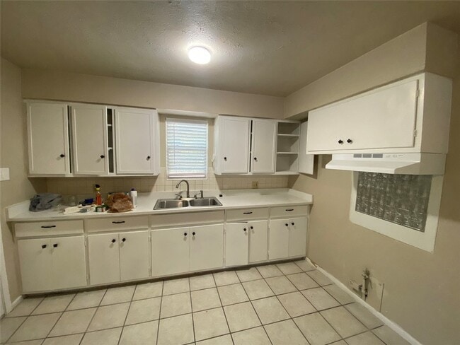 Photo - 1412 Oakwood Dr