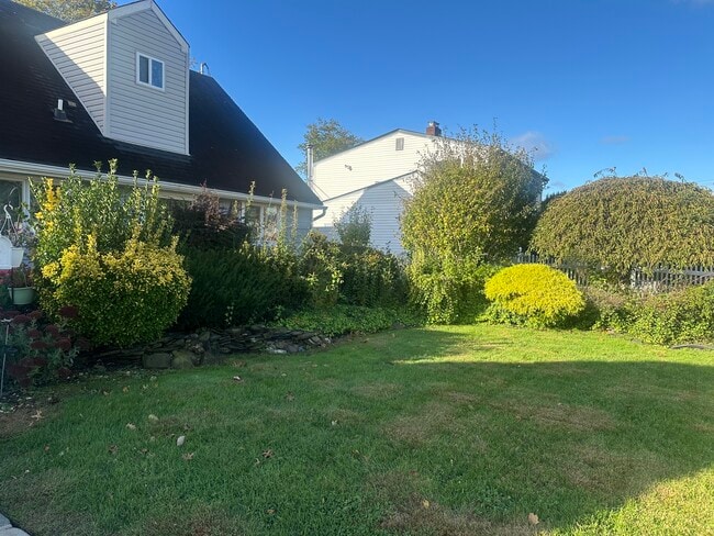 Building Photo - 8 Bunting Ln Unit Yolanda Giraldo