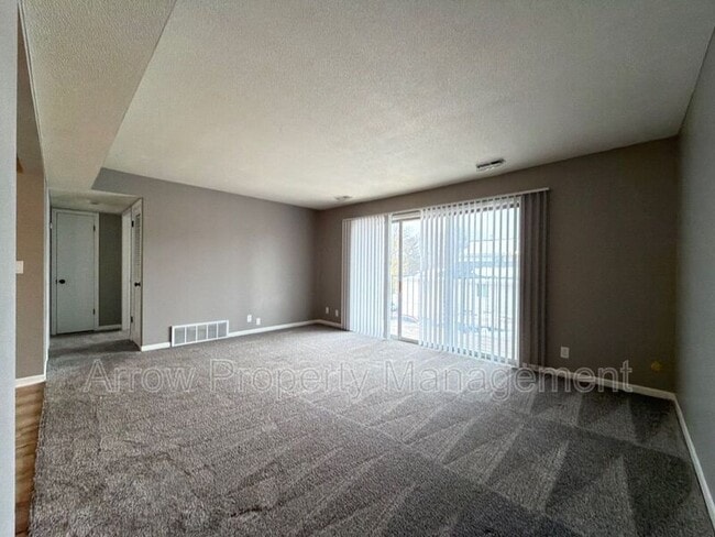 Building Photo - 3831 S 46th St Unit 8