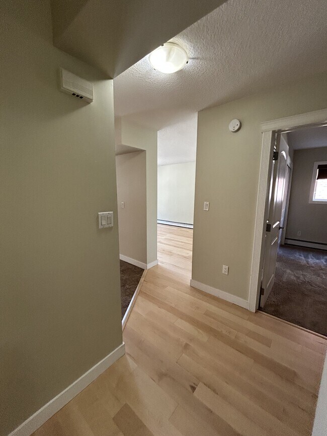 Photo - 1715-1713 13 St SW