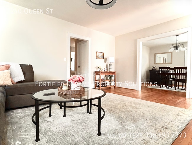 Photo - 2240 Queen St
