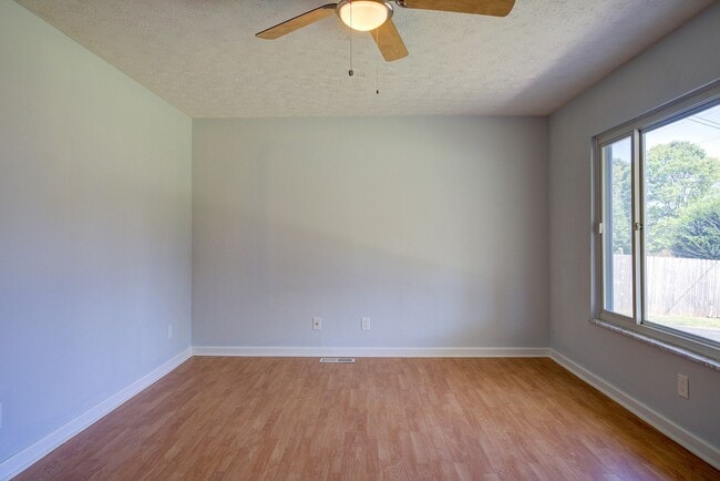 Photo - Very nice 4 bed 3 and a half bath home close to Boone Lake