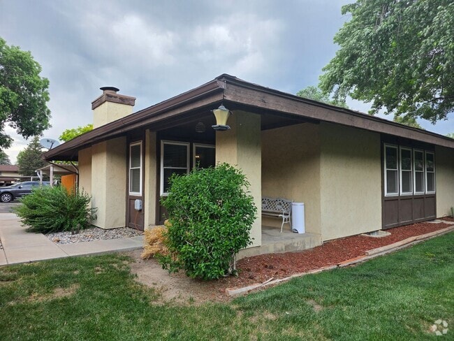 Building Photo - Massive 5 Bedroom Townhouse in Aurora