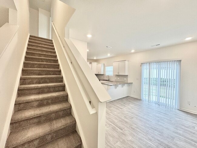 Photo - 3 br 2.5 ba townhome with 1 car garage Rea...