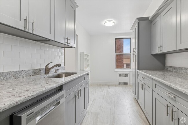Building Photo - 67-30 Clyde St Unit 2C Rental