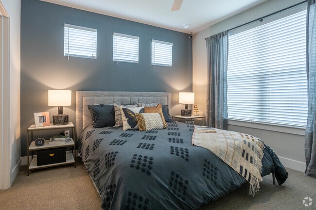 1 BR, 1 BA - 705 SF