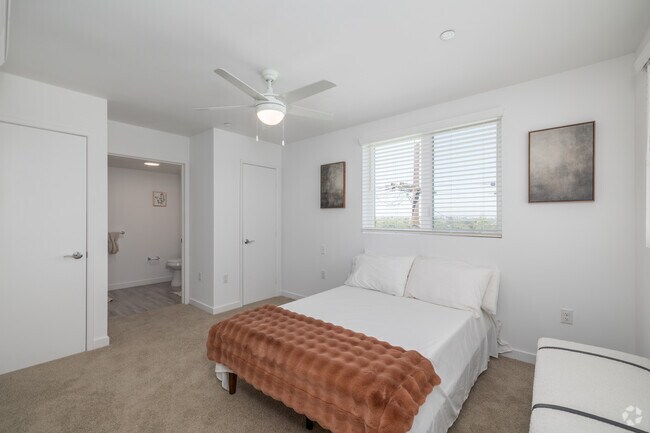 2BR, 2BA - 650SF - Bedroom