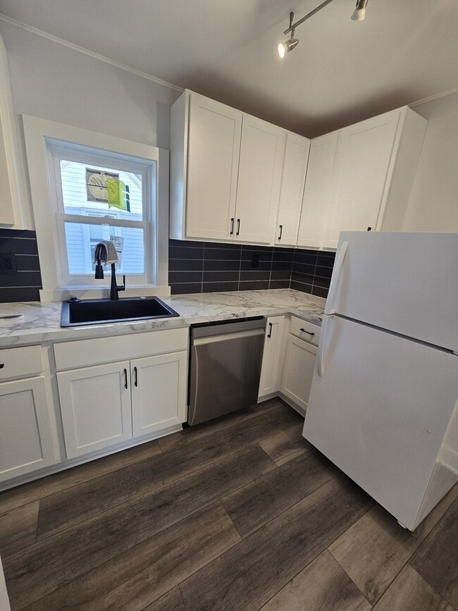 Photo - 246 W 14th St