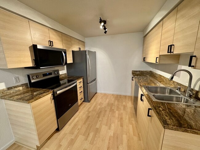 210 9th St Unit E103