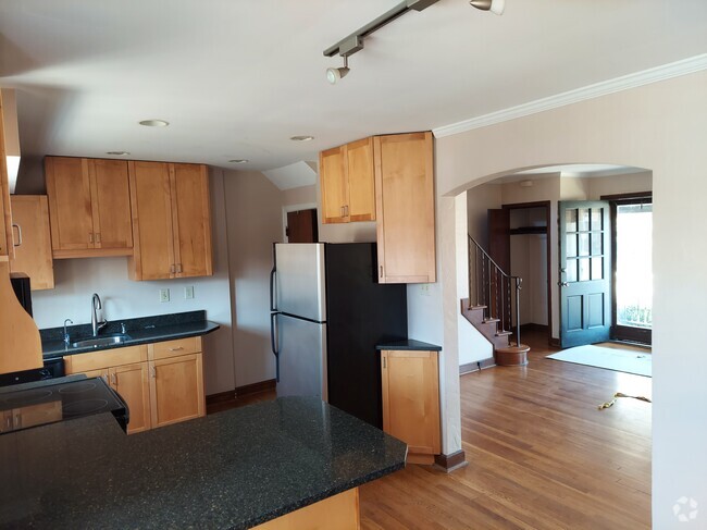 Kitchen and Living ROom - 1579 Grandview Ave Rental