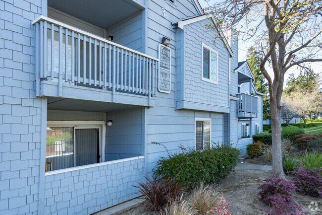 Side Entrance - Lighthouse Condominiums