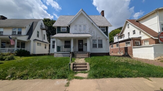 Building Photo - 1411 Yale Ave NW Unit 1