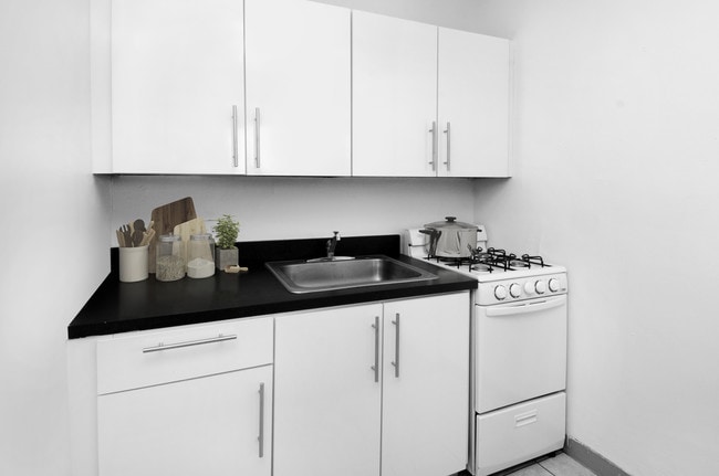 Photo - 1049 West Oakdale Apartments