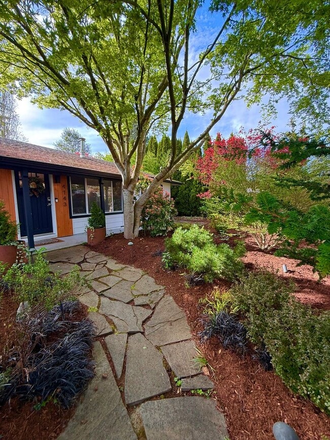 Building Photo - Beautifully landscaped Fall City gem with a private backyard oasis!