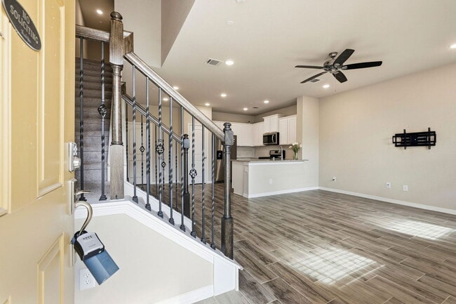 Photo - 8038 Scanlan Trce