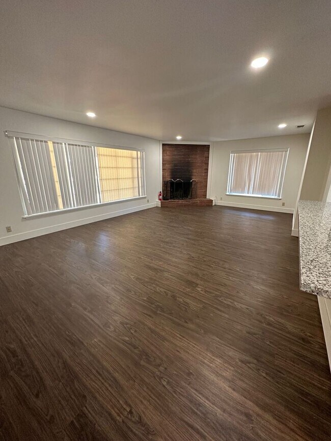 Photo - 1209 Warner St Unidad 1209 Front