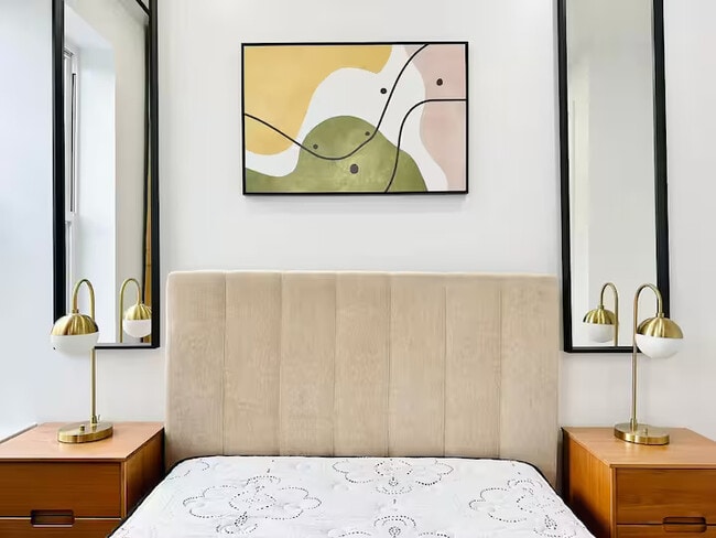 Building Photo - Crown Heights Room, HDTV, 24 min to Manhattan #537