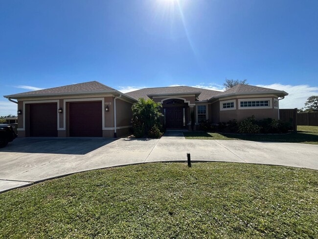 Photo - Stunning Electric INCLUDED Pet Friendly 4B...