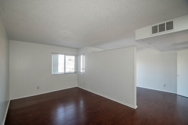 Photo - 13800 Sherman Way Unidad 108