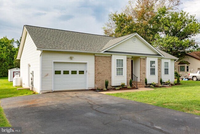 Building Photo - 205 Old Landing Ct