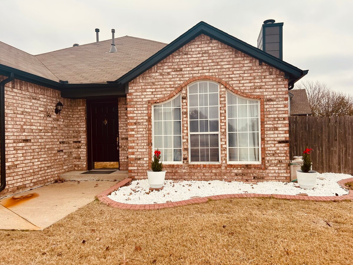 Photo - 2018 W College St