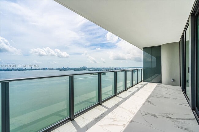 Building Photo - 3131 NE 7th Ave Unit 3704