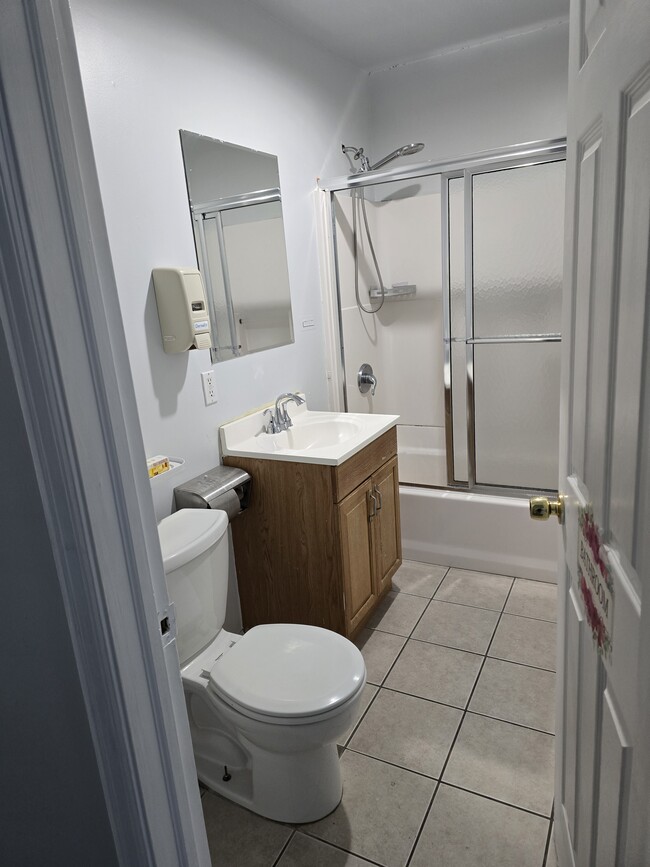 Full Bathroom - 61 Savoy St Unit Apt#2