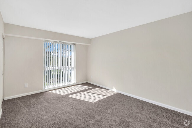 1BR, 1BA - 1,000SF - The Maury - Bedroom - University Apartments