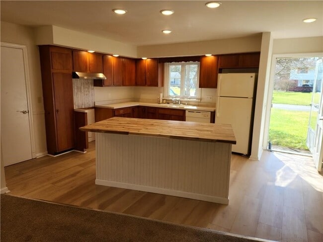 4 Brook Hollow