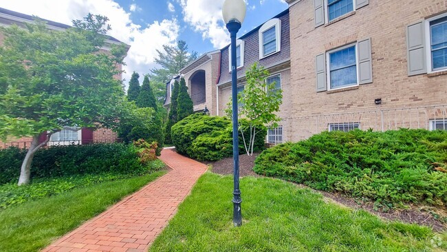Building Photo - Big and Beautiful 2 Bedroom, 2 Full Bathro... Unit 102 Rental