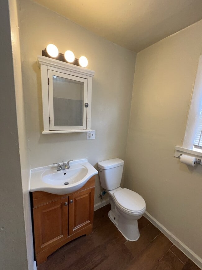 Building Photo - 1552 Lombardy St Unit 2