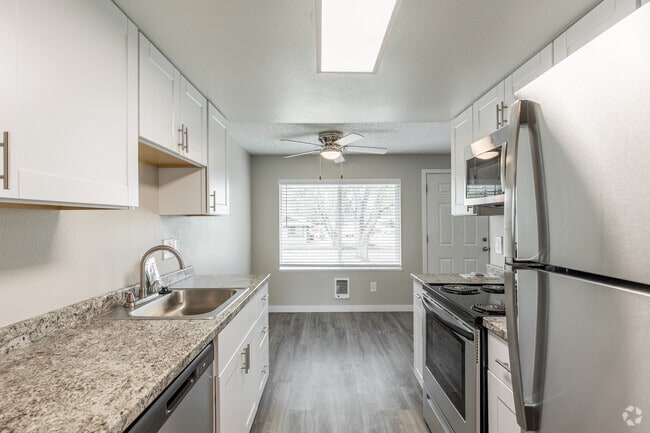 2BR, 1BA - 900SF