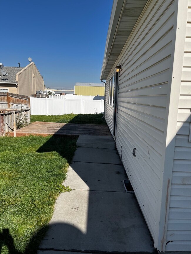 Photo - Updated 3bed 2 bath Duplex Unit Close to F...