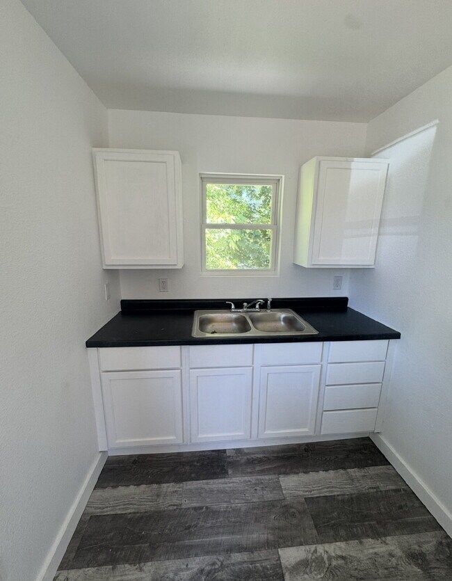 Newly Renovated Duplex In Forsyth!