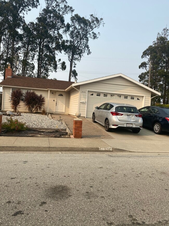 Building Photo - 2400 Evergreen Dr