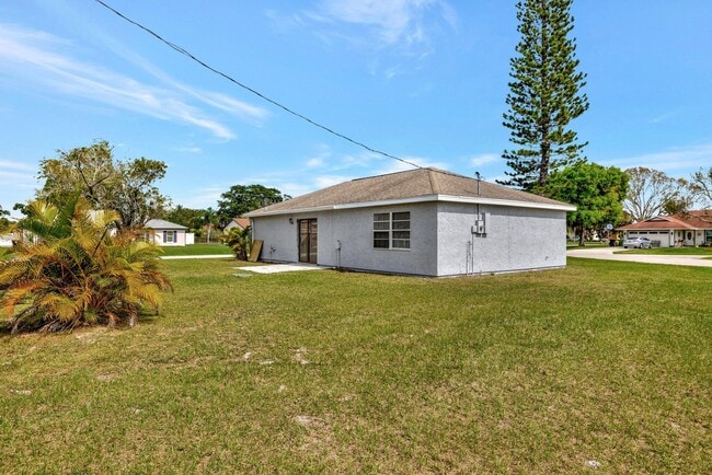 Photo - 2502 SE Caladium Ct