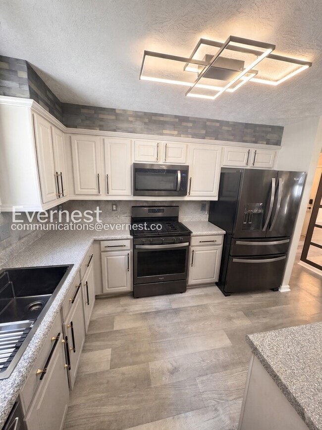 Photo - 4 Bed/2.5 Bath Home with Fenced Yard & Garage / Vouchers Accepted / Available Now!