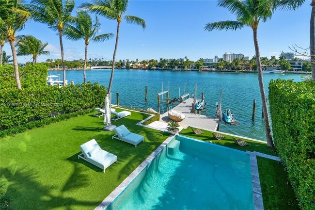 Building Photo - 1061 N Venetian Dr