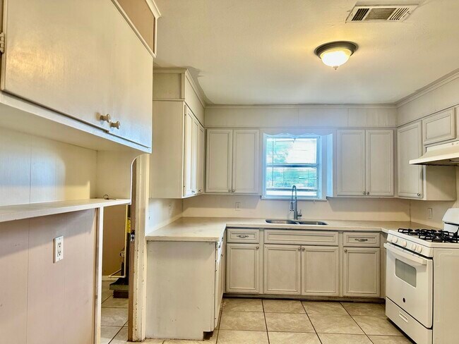 Photo - 1100 Frost St