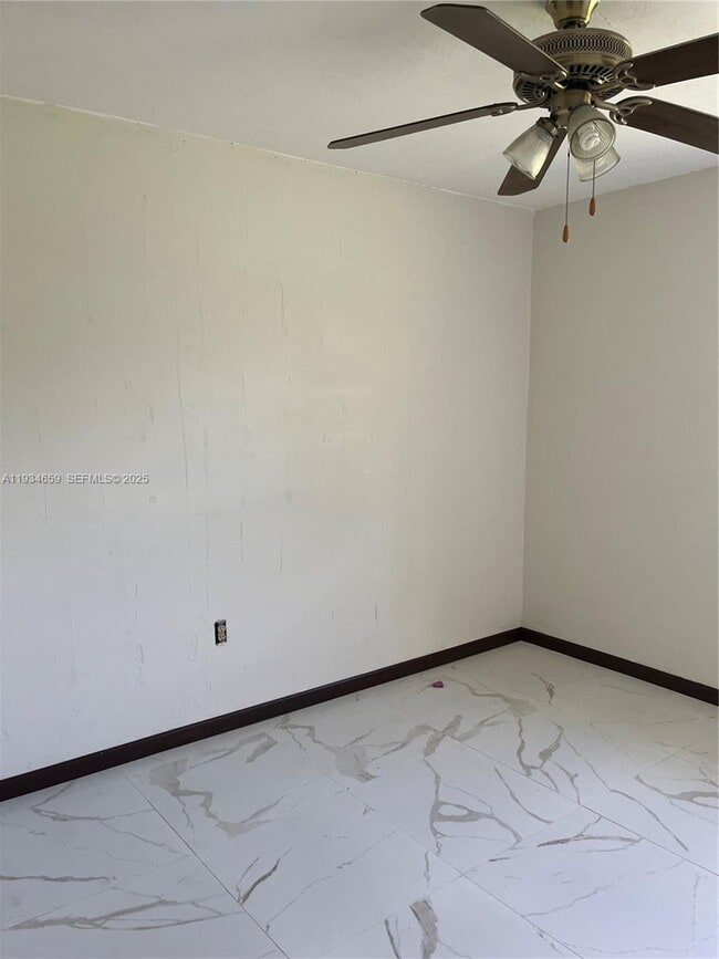 Building Photo - 19821 NE 13th Ct Unit 2