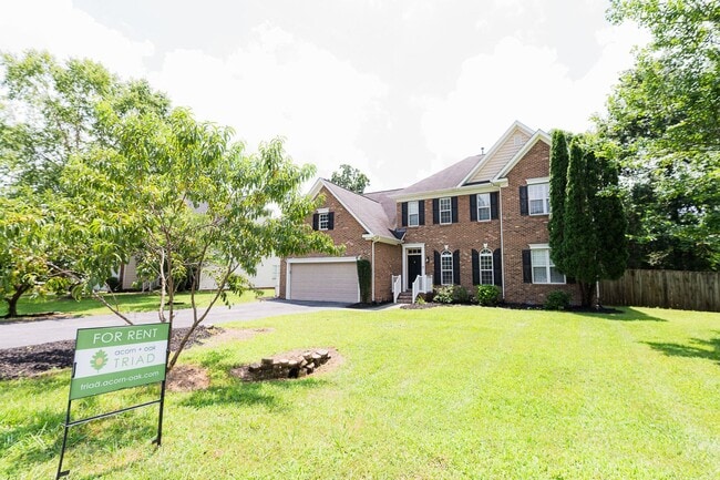 Building Photo - Spacious beautiful 5 bedroom 2.5 bath home...