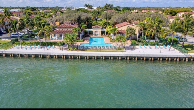 Building Photo - 1035 Lake Shore Dr Unit 202