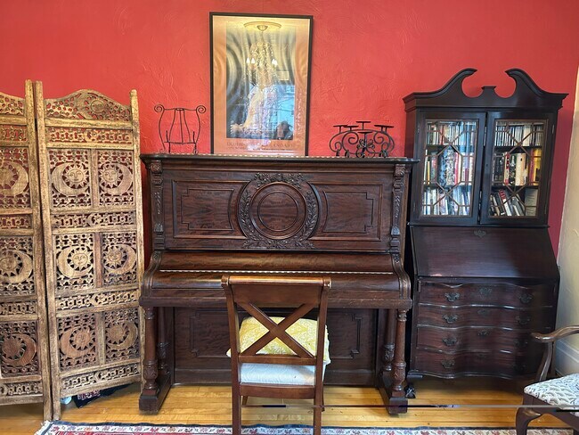 Piano sounds great. TV on a cart is behind the screen - 127 White St Unit Bohemian Luxury near Harvard/MIT
