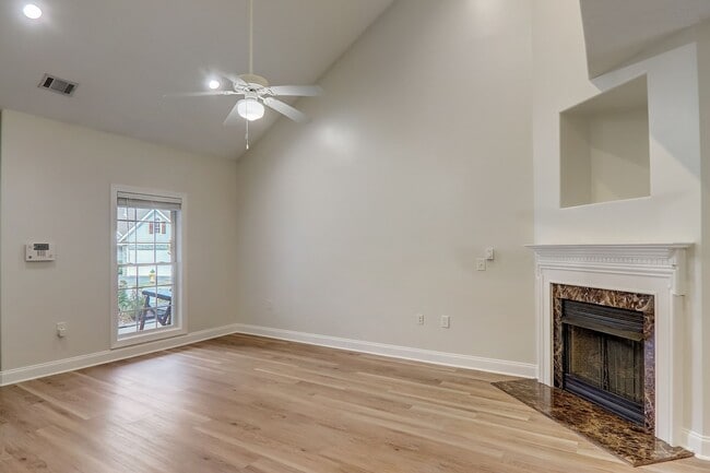 Photo - 893 W Pointe Dr
