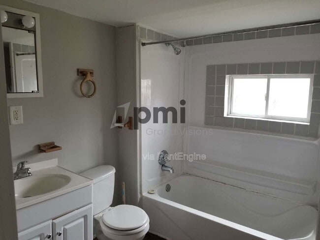 Building Photo - 1704 N Gulick Ave