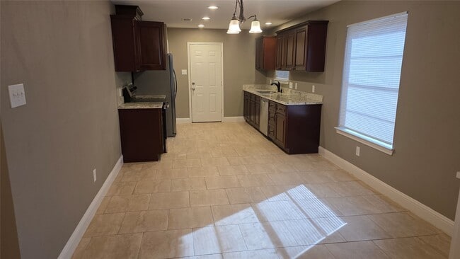 Photo - 3210 Bishopton St