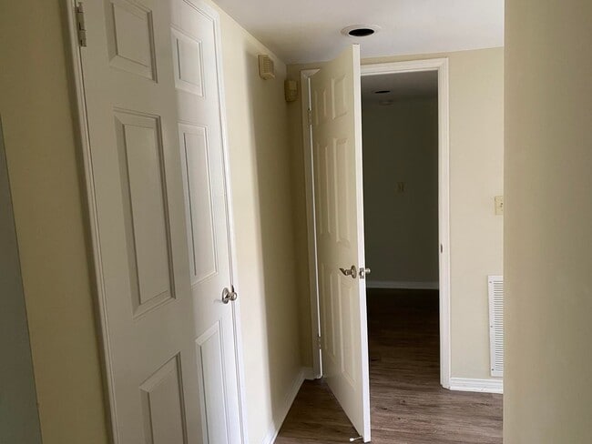 Photo - 400 N Hollywood Way