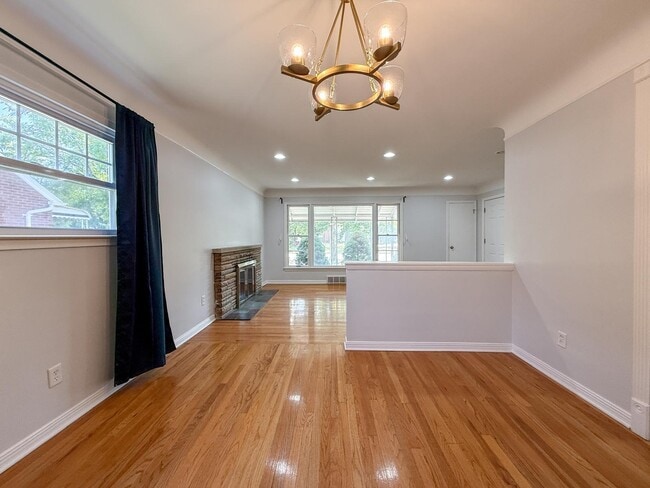 Building Photo - 2082 Vernier Rd Rental