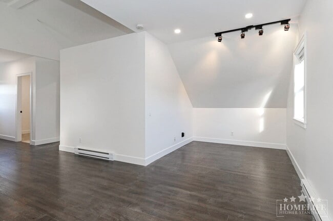 Photo - 1 Bed, 1 Bath Coach House with Den for Rent in Langley! Unité Coach House