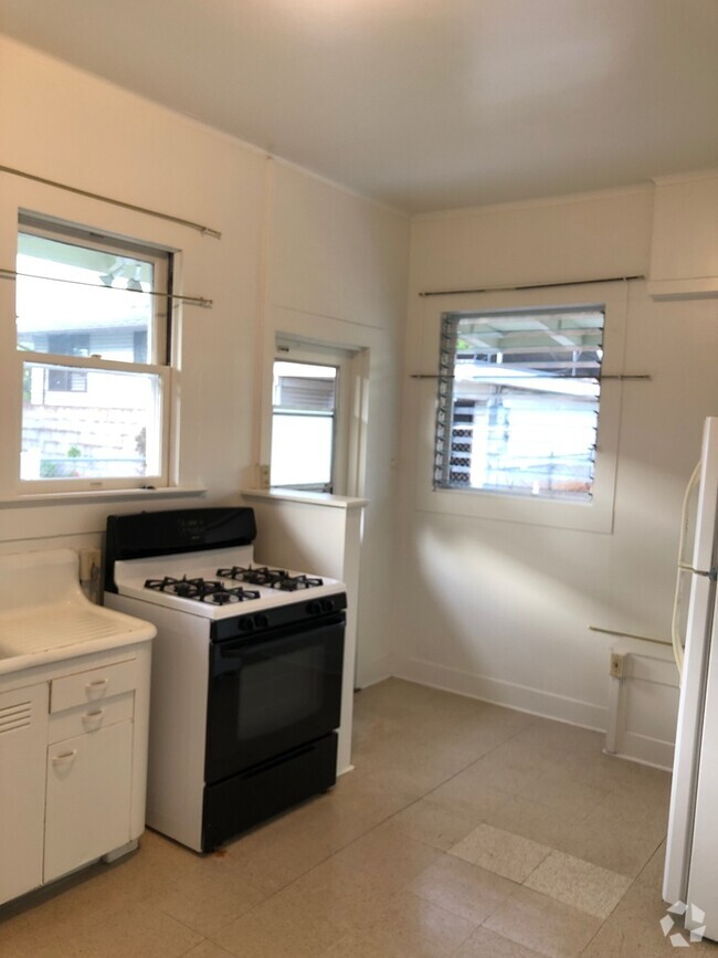 Building Photo - Charming Studio w/ Full Kitchen in Kaimuki! Rental